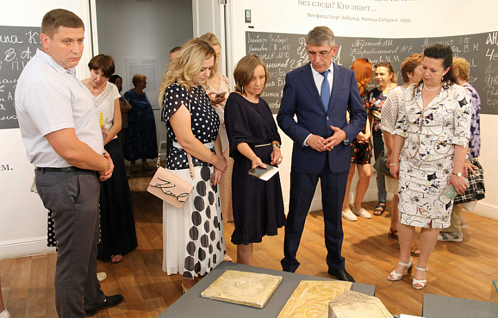 Дмитрий Миляев посетил открытие выставки, приуроченной к 250-летию Всехсвятского кладбища Тулы