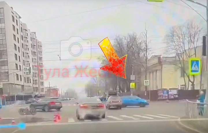 В Туле на перекрестке улиц Демонстрации и Дмитрия Ульянова произошло ДТП