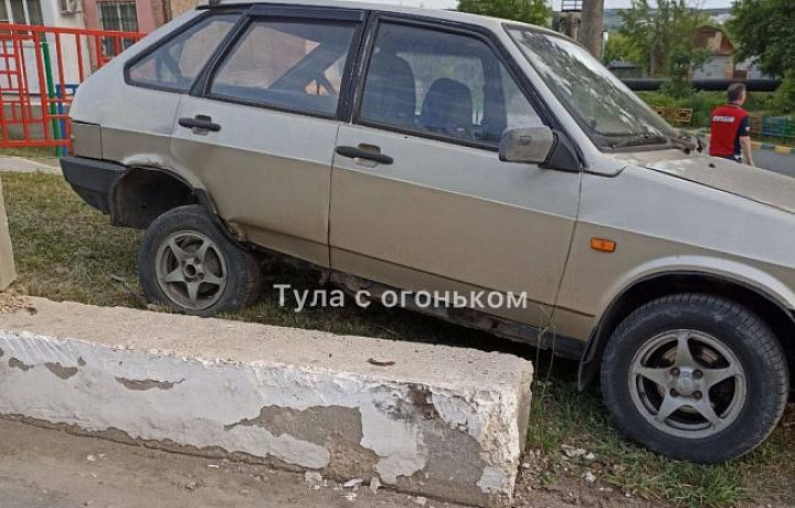 В Туле припаркованная "Лада" укатилась с горки без водителя