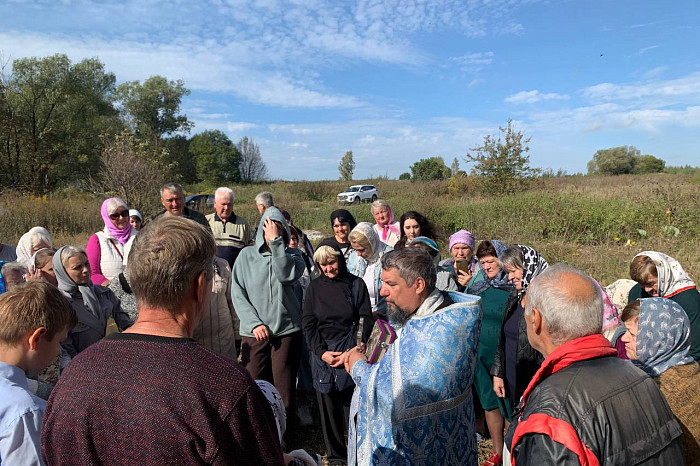В Суворовском районе в заброшенном храме впервые прошло богослужение