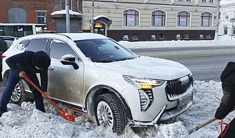 Росгвардейцы помогли водителю, застрявшему в снегу во время циклона «Вивиан» в Туле