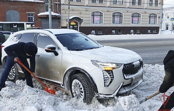 Росгвардейцы помогли водителю, застрявшему в снегу во время циклона «Вивиан» в Туле