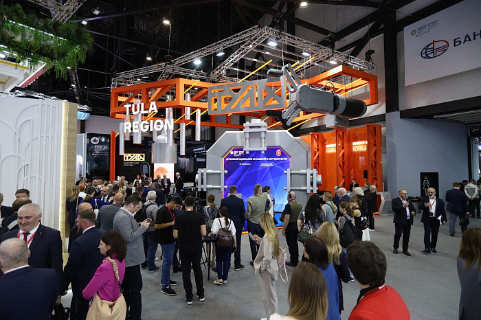 Люди, машины, роскошь: яркие фото третьего дня ПМЭФ-2024