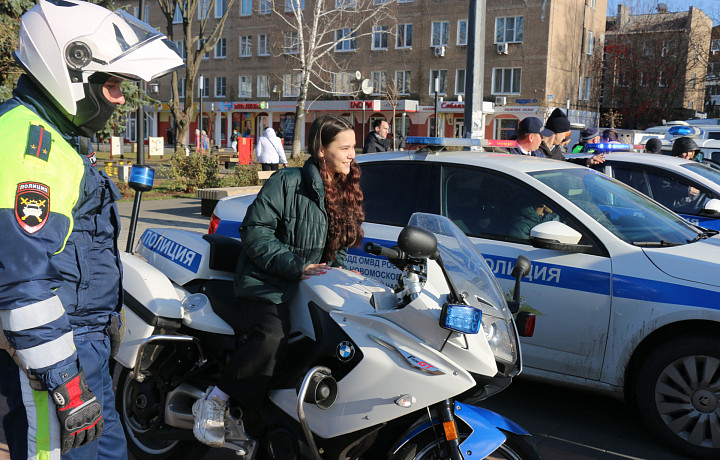 На центральной площади Новомосковска отметили День полиции