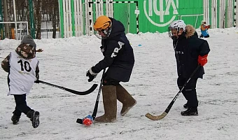 Коньки не нужны, но правила соблюдаются: в Тульской прошли финальные игры турнира по хоккею в валенках
