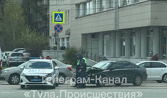 Иномарка врезалась в машину ДПС на перекрестке улиц Староникитской и Советской в Туле