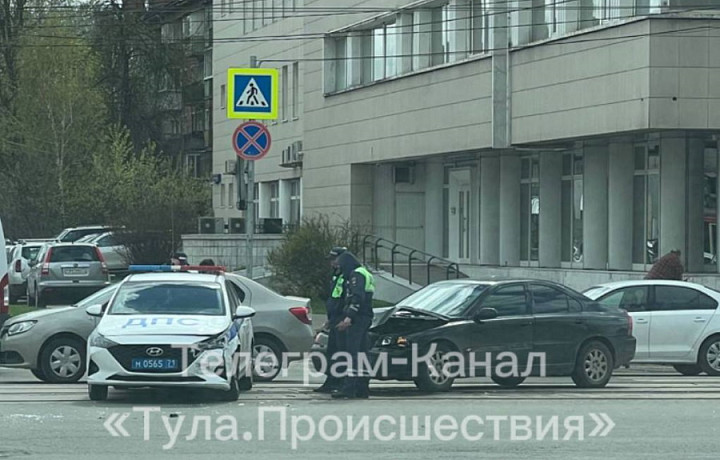 Иномарка врезалась в машину ДПС на перекрестке улиц Староникитской и Советской в Туле