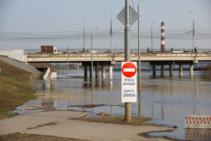 Заплыв у детского городка, затопленное кафе и завораживающая водная гладь: фоторепортаж с набережной в центре Тулы