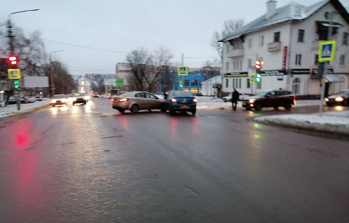 На перекрестке улиц Кутузова и Зорге в Туле столкнулись Kia и Renault