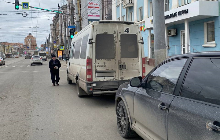 На улице Советской в Туле столкнулись маршрутка и Porsche