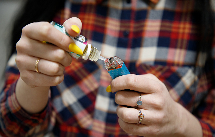 В России хотят разрешить учителя отбирать вейпы у школьников