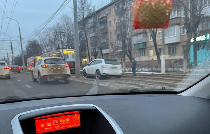 Mazda хотела объехать пробку на проспекте Ленина в Туле, но застряла на трамвайных путях