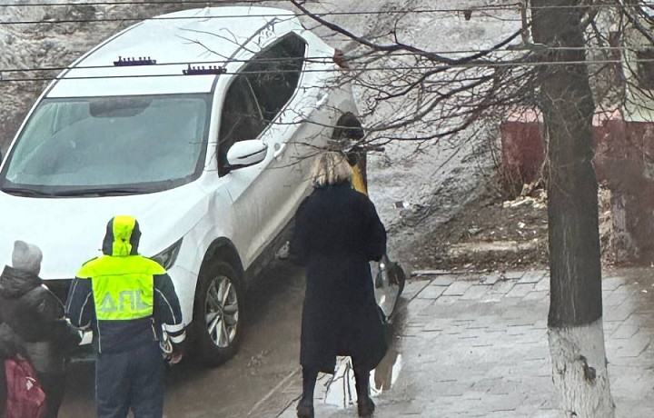 Сезон открыт: на улице Октябрьской в Туле самокатчик устроил ДТП с иномаркой