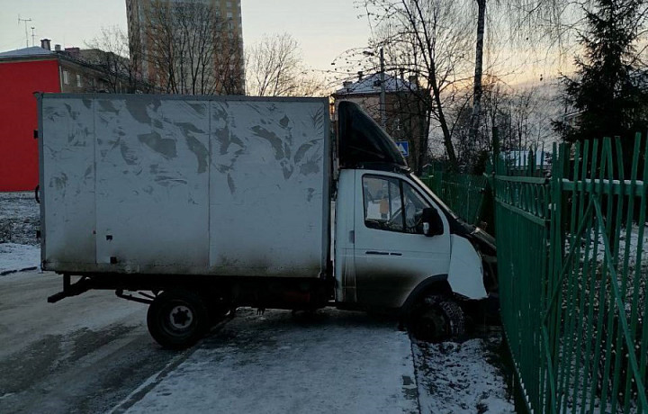 На улице Серова в Туле грузовая «Газель» врезалась в забор