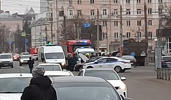 В Туле на Красноармейском проспекте столкнулись два автомобиля: пострадала женщина