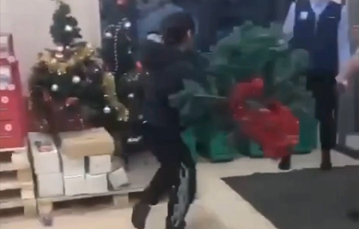 Девушки устроили погром и драку с сотрудниками супермаркета в Туле