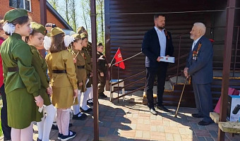В Туле прошли парады у домов фронтовиков в рамках акции «Бессмертный полк»