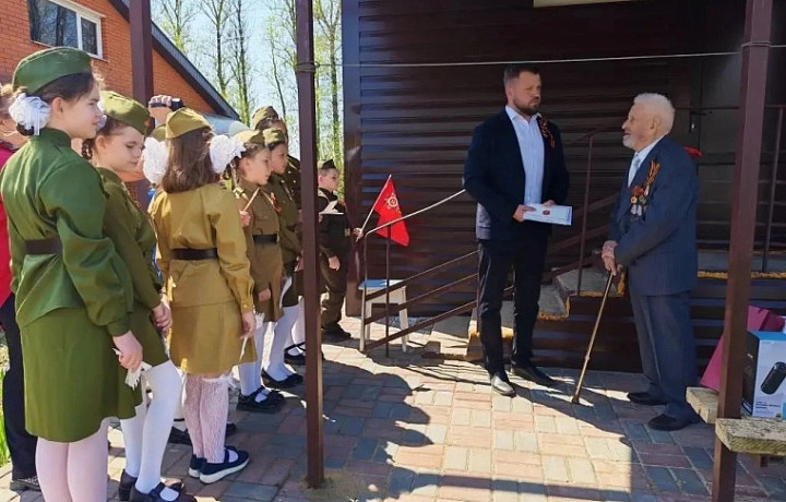 В Туле прошли парады у домов фронтовиков в рамках акции «Бессмертный полк»