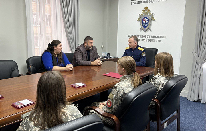 В Тульской области отличившихся поисковиков наградили ведомственными медалями СК
