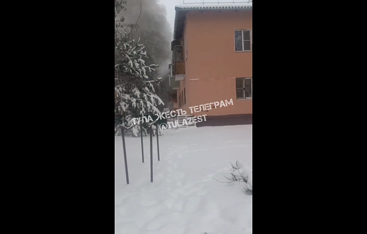 Очевидцы спасли двоих детей во время пожара на улице Сурикова в Туле