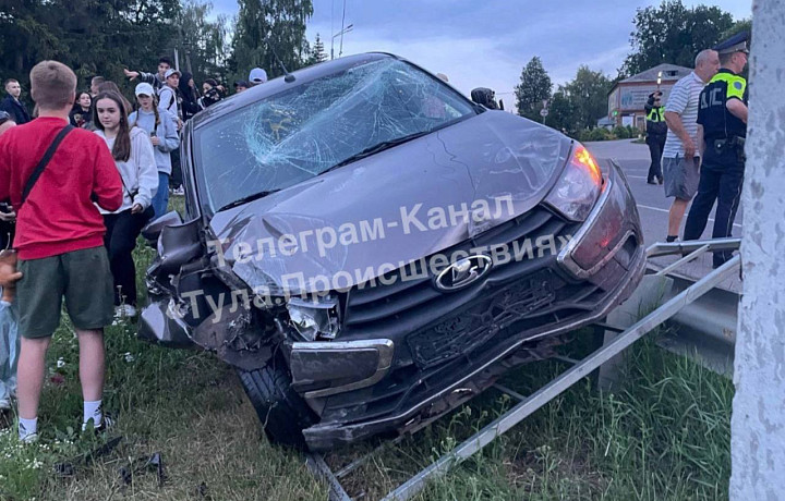 Пьяный водитель "Лады Гранты" разбился на барьерном ограждении на М-2