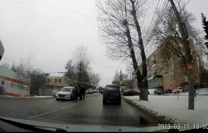 В Туле на Одоевском шоссе столкнулись две иномарки