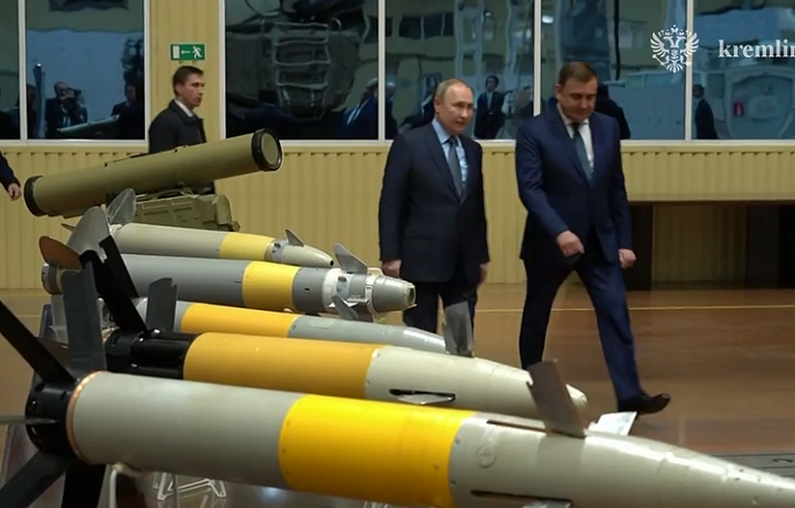 Путин: Обеспечение подразделений вооружением и боеприпасами – важнейшая задача ОПК