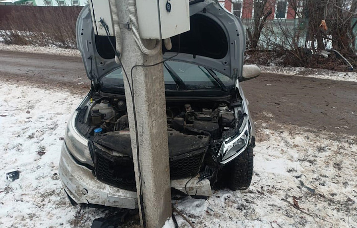 Иномарка слетела в кювет и врезалась в столб на улице Кирова в Плавске