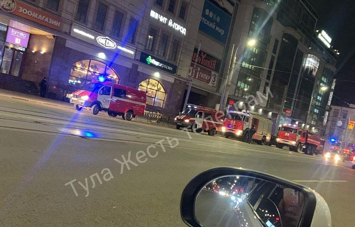 В Туле у торгового центра заметили множество пожарных машин