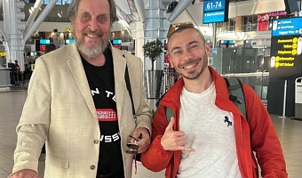 Отец Илона Маска показался в аэропорту Кейптауна в футболке «Команда Путина»