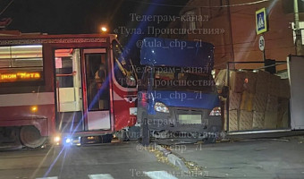 Трамвай врезался в «Газель» на улице Металлургов в Туле