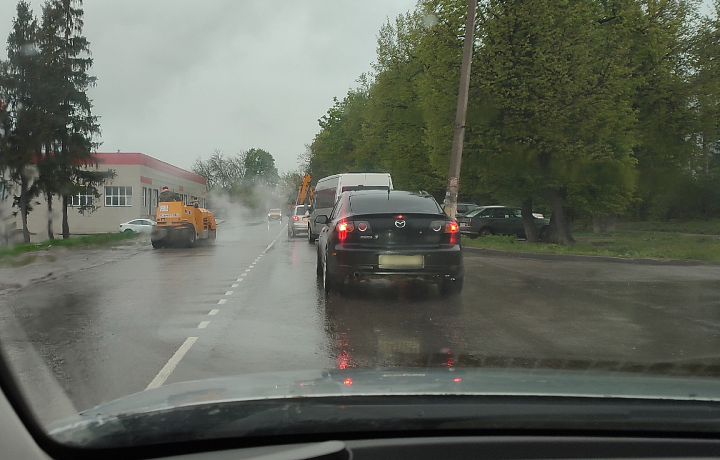 В Ясногорске участок дороги на улице Советской решили отремонтировать в дождь