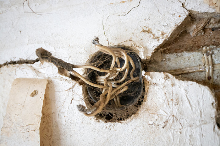 «Дыры в стенах закрываем куртками»: как жители аварийного дома в Щекинском районе пять лет ждут расселения