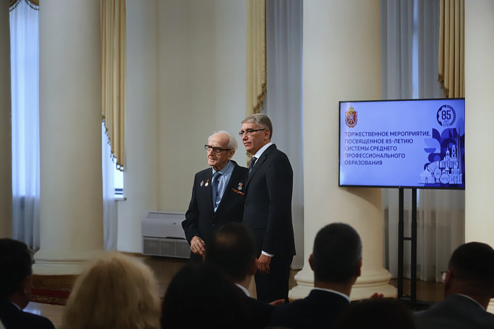 «В ваших руках находится будущее нашей страны»: Дмитрий Миляев вручил награды работникам системы среднего профобразования региона