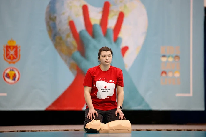 Туляки отработали навыки оказания первой помощи в рамках флешмоба «Дети спасают жизни»