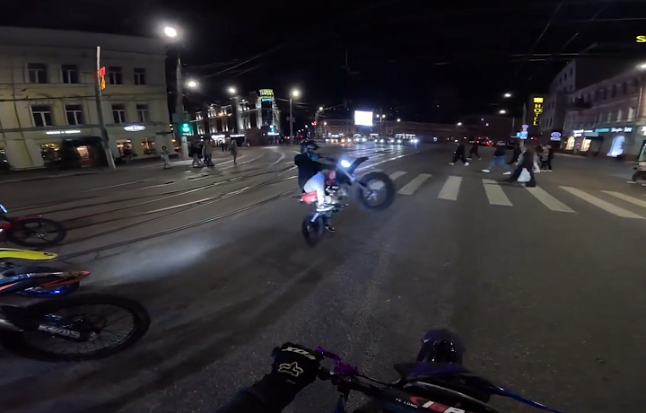 По Туле гоняет «банда» питбайкеров: они массово нарушают ПДД и выкладывают это в сеть