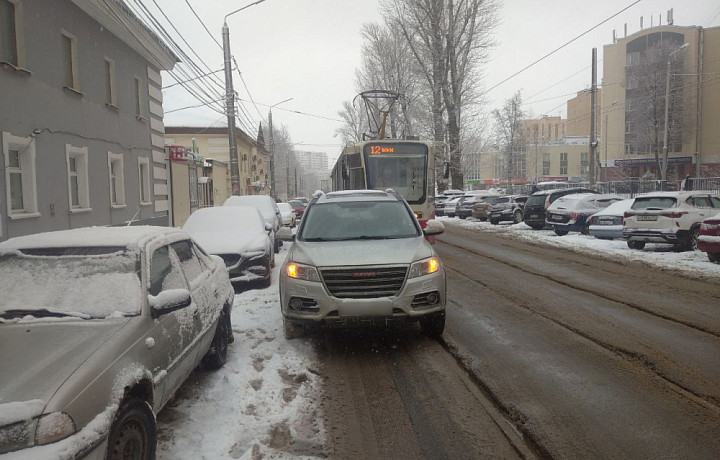 На улице Михеева в Туле образовалась задержка трамваев из-за припаркованного авто