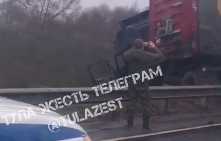Фура уехала в кювет на трассе Калуга – Тула