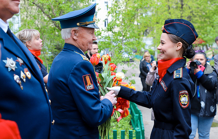 У домов тульских ветеранов проходят парады