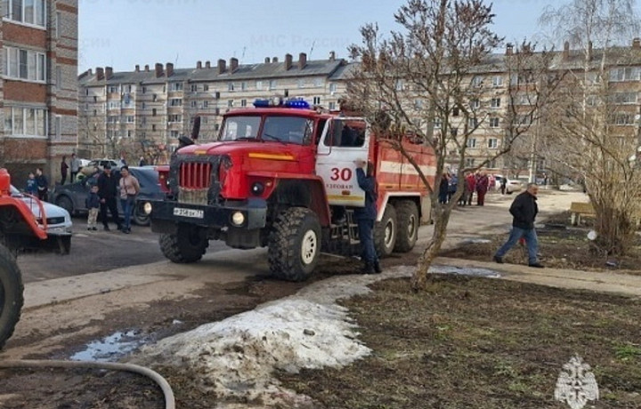 Спасатели эвакуировали десять человек из пожара в жилой многоэтажке в Узловском районе