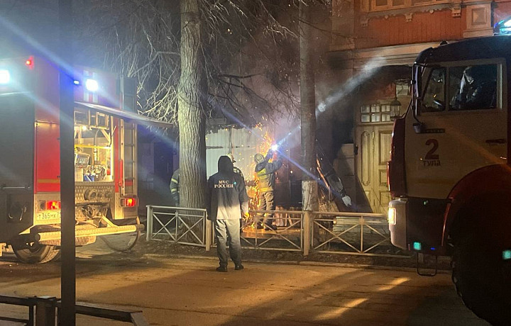 Ночью на улице Каминского в Туле загорелось здание