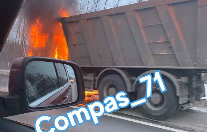 На трассе М-2 «Крым» в Тульской области загорелся КАМАЗ