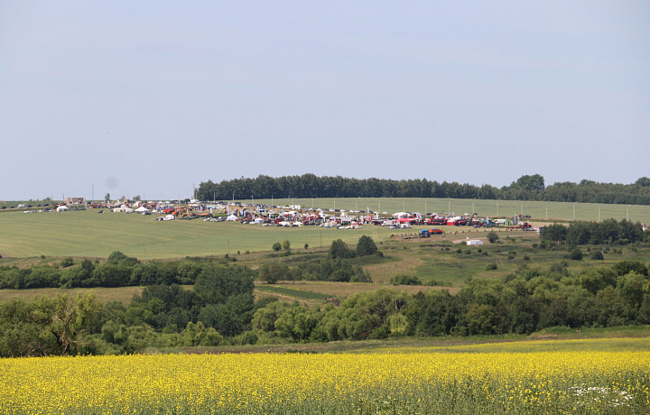 Трактор-рекордсмен и комбайны-силачи: на выставке «День Поля» в Тульской области показали современную агротехнику