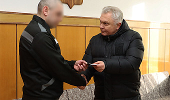 Осуждённому в тульской колонии вручили удостоверение ветерана боевых действий