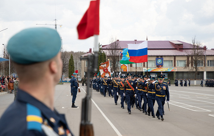 Путин поздравил десантников с Днем ВДВ и отметил их мужество в зоне спецоперации