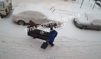 В Щекине двое мужчин украли подъездную дверь