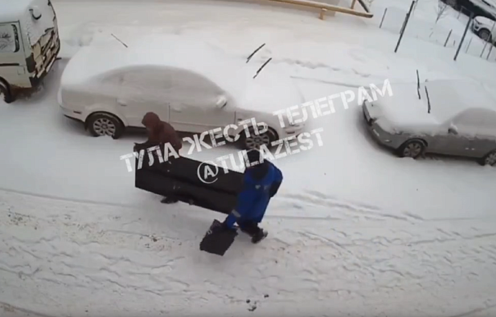 В Щекине двое мужчин украли подъездную дверь