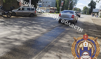 В Донском мотоциклист сбил женщину на дороге