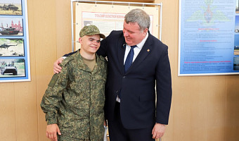 Глава администрации Тулы Беспалов проводил своего сына в армию