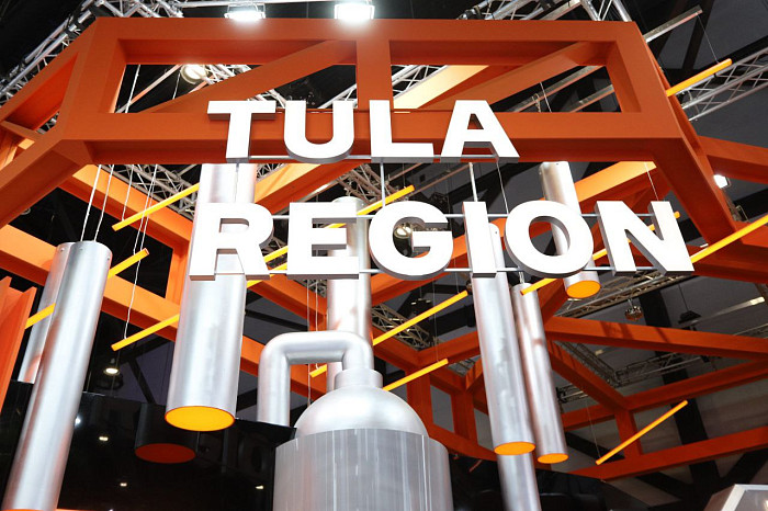 Люди, машины, роскошь: яркие фото третьего дня ПМЭФ-2024